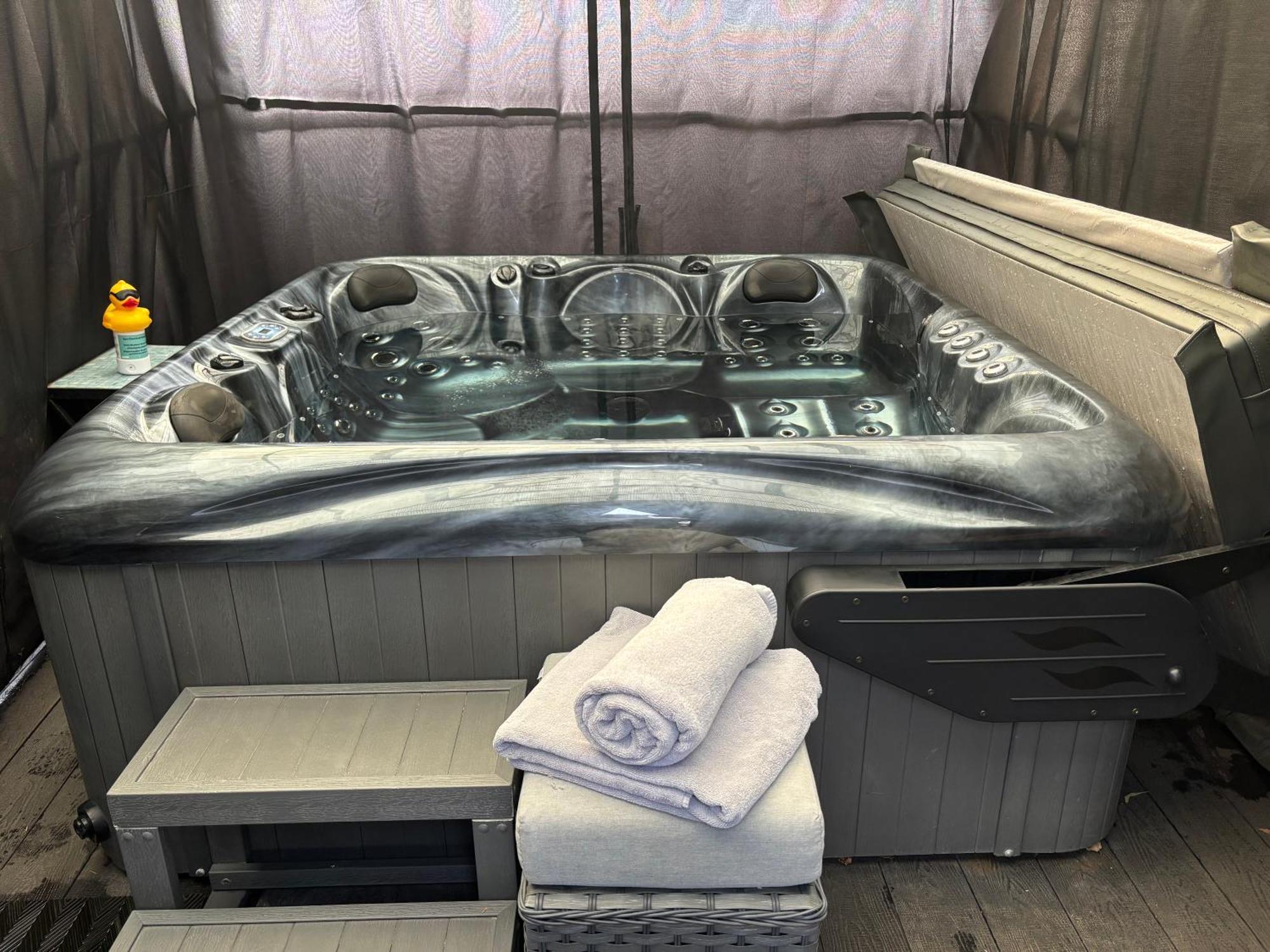 Secret Gem 1 Bed Garden Flat Private Luxury Hot Tub Apartamento Bournemouth Exterior foto