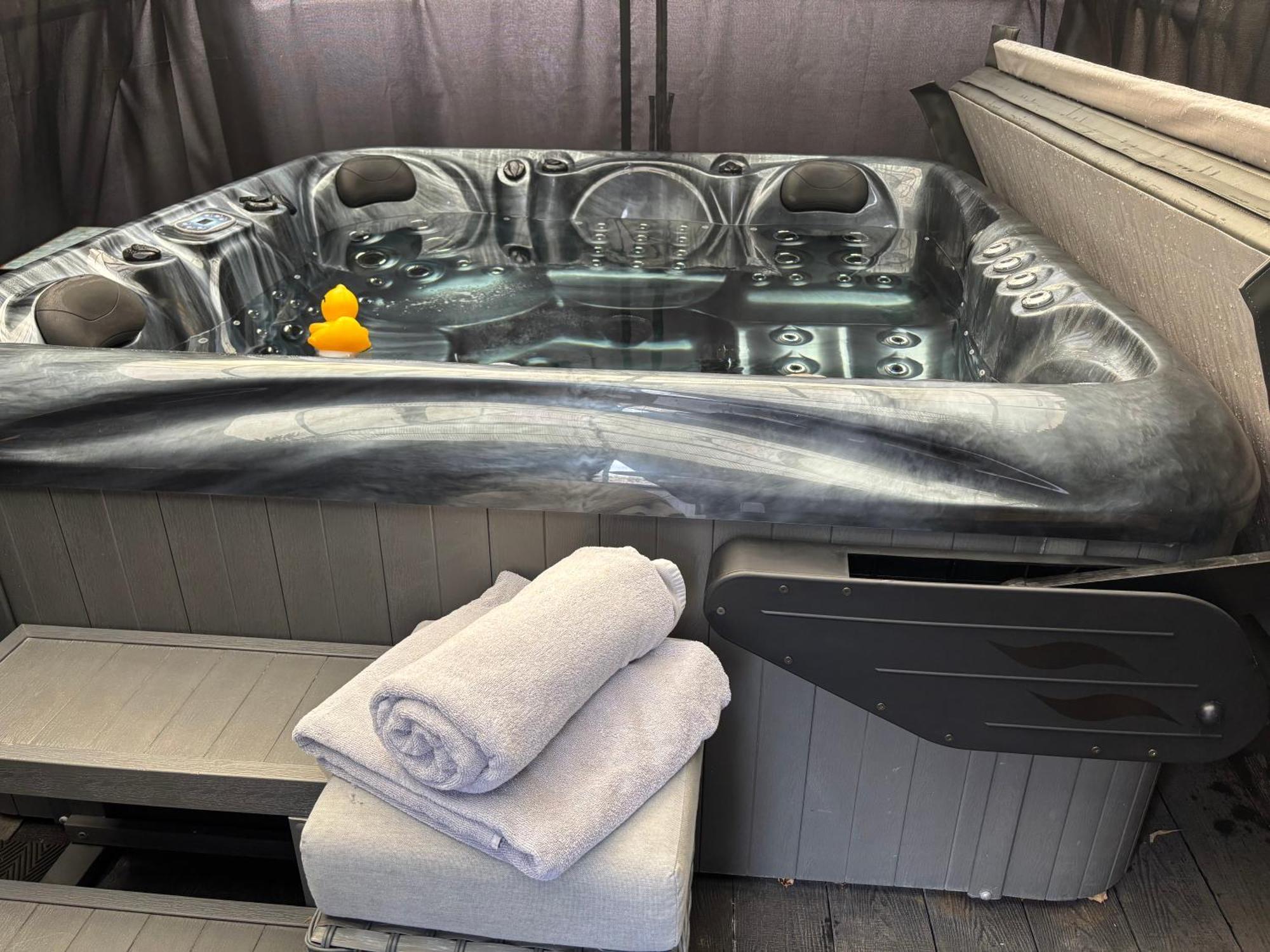 Secret Gem 1 Bed Garden Flat Private Luxury Hot Tub Apartamento Bournemouth Exterior foto